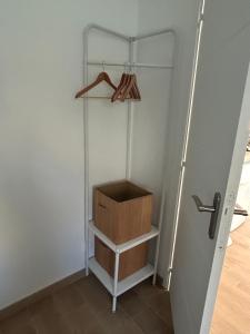 chambre avec salle de bain et coin kitchenette