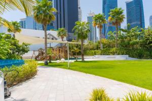 Vogue Vacation Homes, JLT Banyan Tree Residences Hillside, near Marina and JBR, Two Bedroom Apartment with Balcony and City View, Access toAmenities