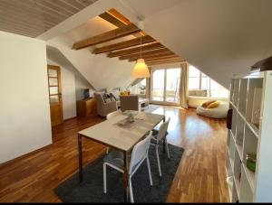 100m zum See, Traumhafte Dachwohnung mit Seeblick