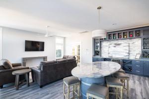 Luxury Condo with Sauna Theater Elevator GameRm