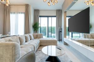 Nasma Luxury Stays - Opulent family escape in coastal community