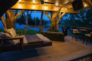 "Honey Hole" Romantic Treehouse Getaway Near Pigeon Forge - Indoor & Outdoor Soaking Tub