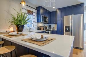 Historic 1880s Freeman Cottage Walk to King St