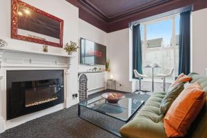 Retro Duplex Super King Bed Wi-Fi Smart TV