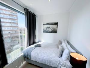 Spacious 3-Bed, 2-Bath London Bridge Apt with Balcony, Lift access, FREE WiFi near Borough & The Shard by NourNest Apartments