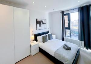 Spacious 3-Bed, 2-Bath London Bridge Apt with Balcony, Lift access, FREE WiFi near Borough & The Shard by NourNest Apartments