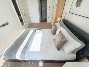 Spacious 3-Bed, 2-Bath London Bridge Apt with Balcony, Lift access, FREE WiFi near Borough & The Shard by NourNest Apartments