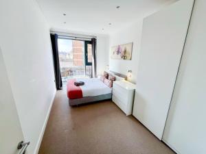 Spacious 3-Bed, 2-Bath London Bridge Apt with Balcony, Lift access, FREE WiFi near Borough & The Shard by NourNest Apartments