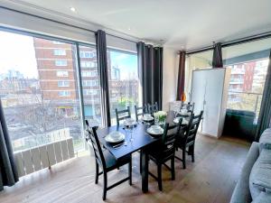 Spacious 3-Bed, 2-Bath London Bridge Apt with Balcony, Lift access, FREE WiFi near Borough & The Shard by NourNest Apartments