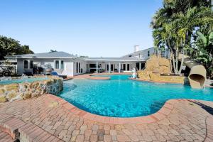 Luxury Waterfront-Pool Home, Slide, Hot Tub, Gulf Access