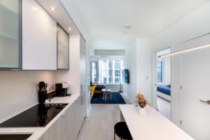 Stylish Yorkville Condo Sleeps 3 Prime Location