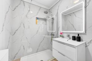 Beachfront First Line Modern Apartment with AC