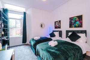Large 4 bed House Sleeps 8 By Host A Home