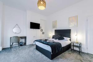 Large 4 bed House Sleeps 8 By Host A Home