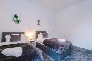 Large 4 bed House Sleeps 8 By Host A Home