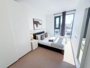 Spacious 3-Bed, 2-Bath London Bridge Apt with Balcony, Lift access, FREE WiFi near Borough & The Shard by NourNest Apartments