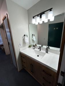 The Meadows- Charmed Hotel Unit Steps to Ski Lifts