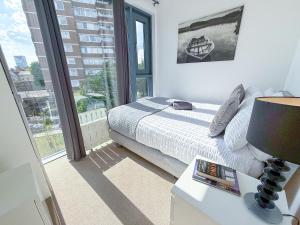 Spacious 3-Bed, 2-Bath London Bridge Apt with Balcony, Lift access, FREE WiFi near Borough & The Shard by NourNest Apartments