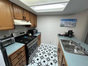 The Meadows- Charmed Ski & Relax Studio