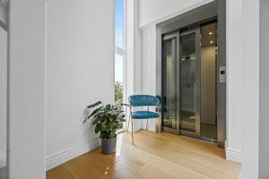 Large Delightful Basement Studio at Nightingale Suites, apt 2