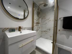 Large Delightful Basement Studio at Nightingale Suites, apt 2
