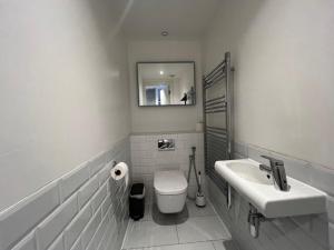Large Delightful Basement Studio at Nightingale Suites, apt 2