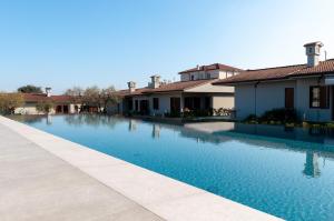 Aurora Light Suite - New 2026 - Private Gardens - Pool - Parking