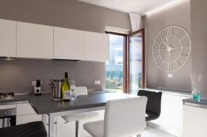 Aurora Light Suite - New 2026 - Private Gardens - Pool - Parking