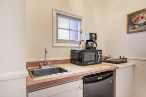 Countryside Retreat only 5 blocks from Downtown