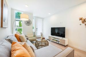 Modern Townhome with Rooftop Views, Walkable Location and Direct Bus to SEA