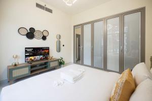 Stylish pool view 1BR in Barsha South sleeps 5