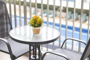 Stylish pool view 1BR in Barsha South sleeps 5