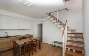 4 Bedroom Awesome Apartment In Kaukana