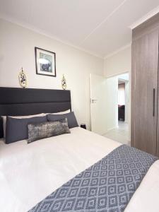 The Aura 344 Swimming pool & gym-work or play