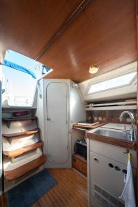 Sleep aboard a beautiful sailboat in Lisbon - Marina Parque das Nações