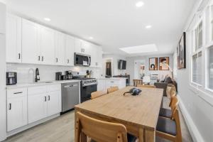 Spacious 2BR Apt with Balcony only 15 Min Bus to Manhattan