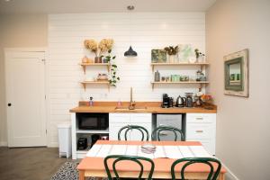 Cozy Pet-Friendly Walkable Retreat West Asheville