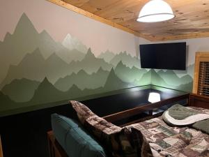 Wonderful cabin tucked in the woods w Hot tub
