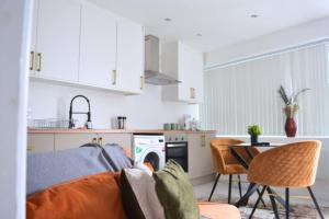 Private Apt Ensuite - Wifi, Smart TV, Free Parking