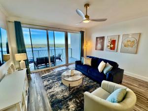 Balcony King Suite - Lake & Pool view