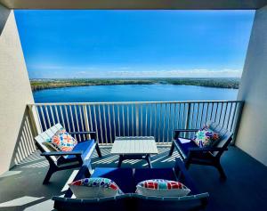 Balcony King Suite - Lake & Pool view