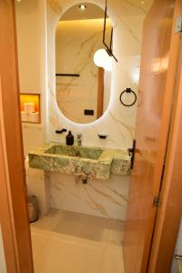 Stylish & Cozy Apartment with Modern Design