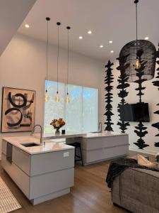 Luxe Modern 4 bdrm45bath w Private poolSleeps 8