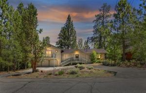 Mockingbird Retreat - Walk to the Lake, hot tub, EV charger, Fenced yard.