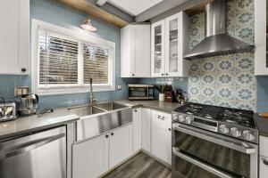 Mockingbird Retreat - Walk to the Lake, hot tub, EV charger, Fenced yard.