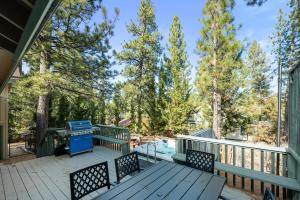 Mockingbird Retreat - Walk to the Lake, hot tub, EV charger, Fenced yard.