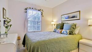 Lavender Jungle by AvantStay Great Location w Patio Shared Pool Month-Long Stays