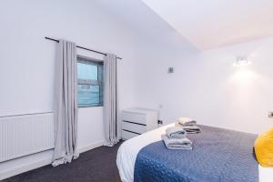 Modern 2BR Flat for 4 Manchester Full Kitchen