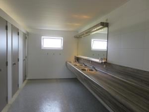 t Scheldehuisje op camping - sanitair in toiletgebouw