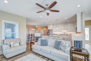 Waterfront duplex w dock, shared pool, fast WiFi & central AC